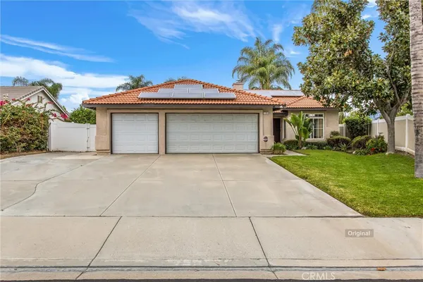 a front view of house with yard