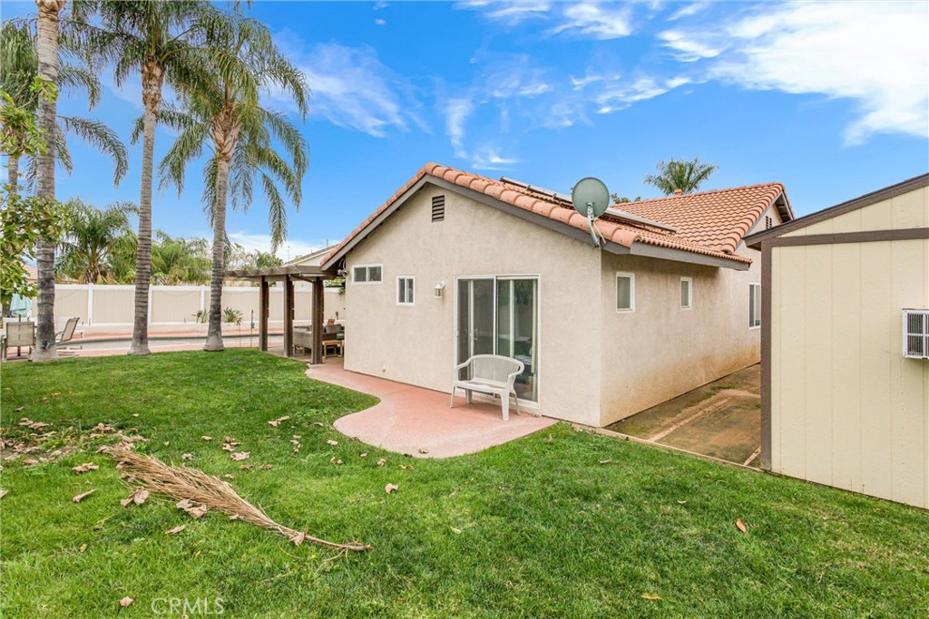 2165 Mintzer Street Colton, CA 92324 - Photo 24 of 40 a backyard of a house with table and chairs