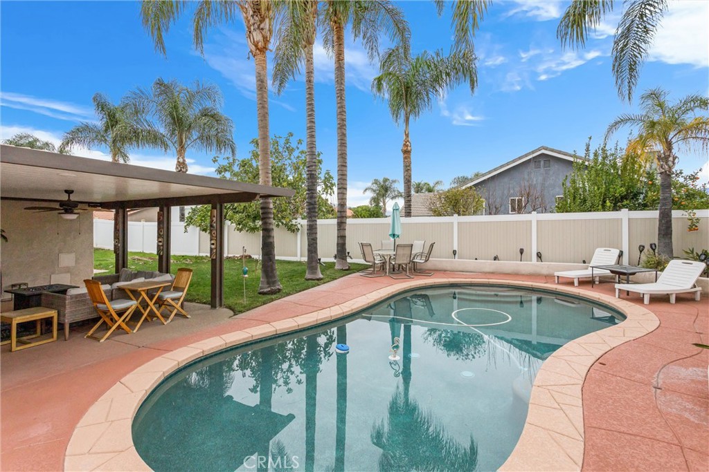 2165 Mintzer Street Colton, CA 92324 - Photo 27 of 40 an outdoor view with sitting space