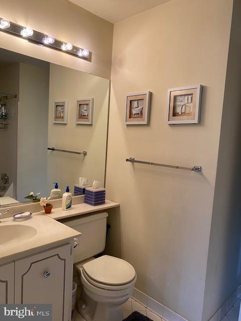 6950 Greentree Road Bethesda, MD 20817 - Photo 12 of 17 2nd floor Jack n' Jill bath between bedrooms 2 & 3