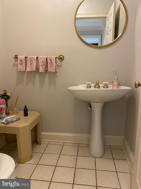 6950 Greentree Road Bethesda, MD 20817 - Photo 8 of 17 1st floor powder room