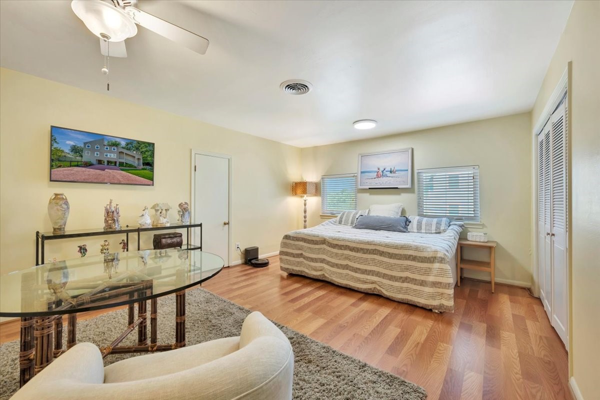 112 Oak Road Clear Lake Shores, TX 77565 - Photo 26 of 41 GRAND SIZED 3RD BEDROOM.