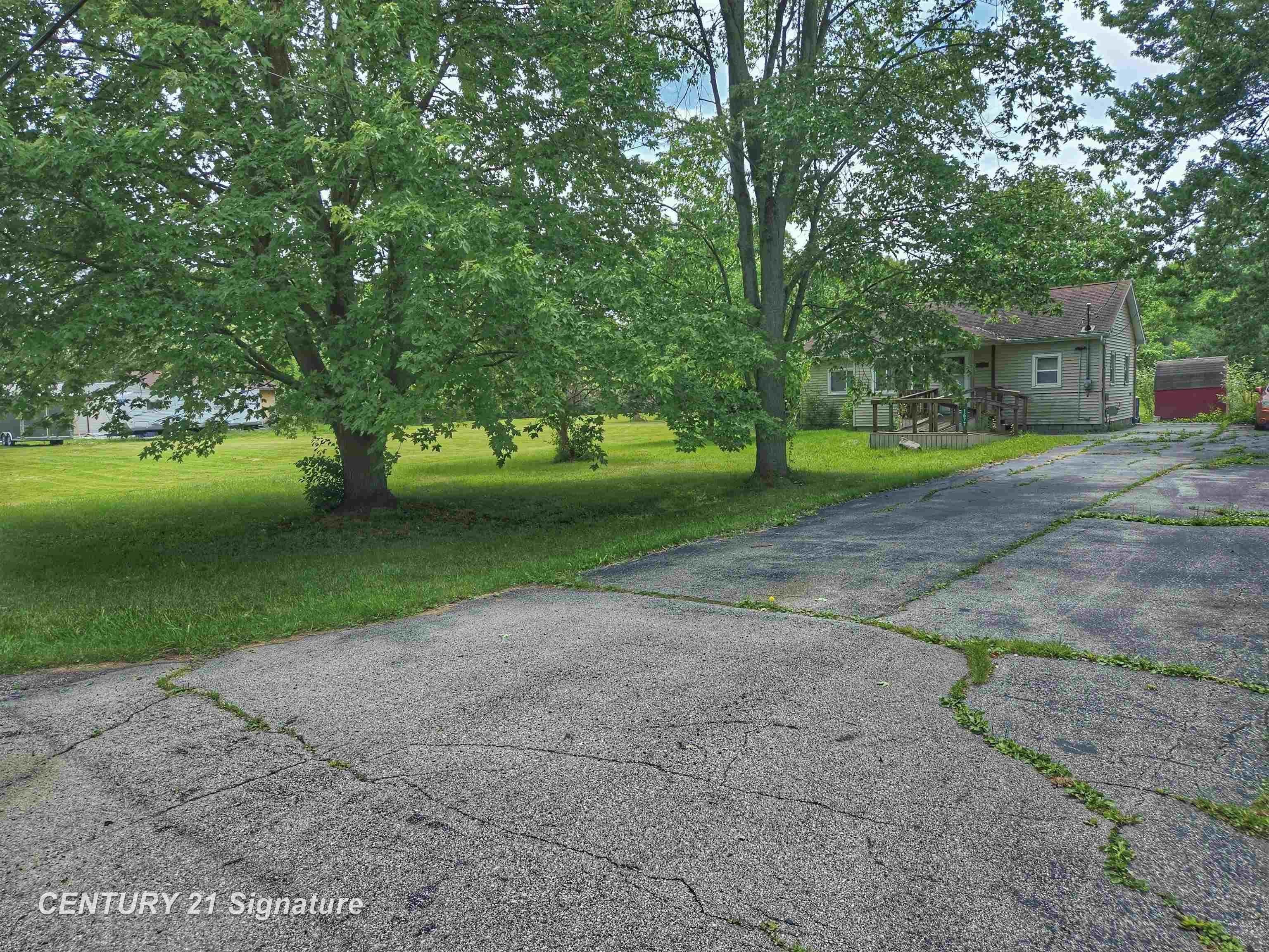 1677 Huntington Road Saginaw, MI 48601 - Photo 4 of 25 50145824-8572d972-07b2-4ab8-ad43-9bc4b90b1002.JPG
