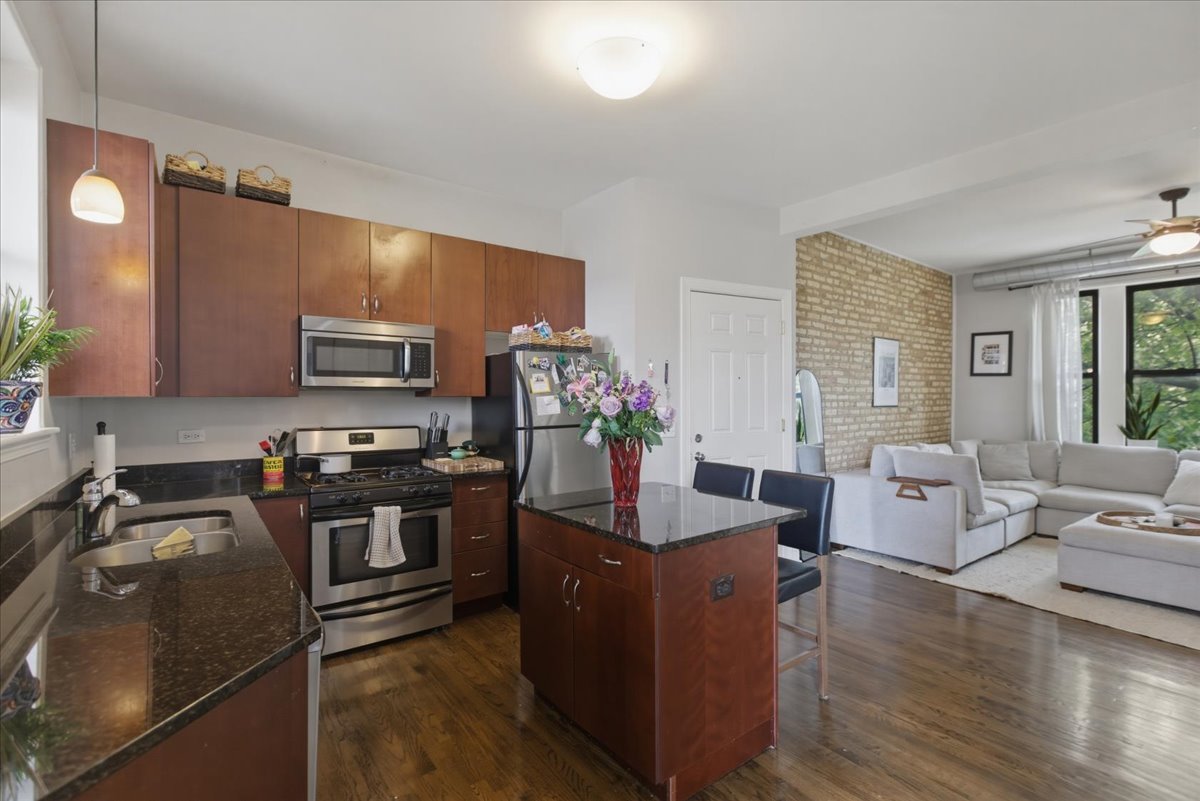 3142 West George Street, Unit C2 Chicago, IL 60618 - Photo 5 of 11