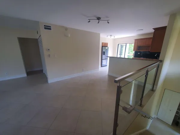 $297,900 | 12 Wimbledon Lakes Drive, Unit 250, Plantation, FL 33324