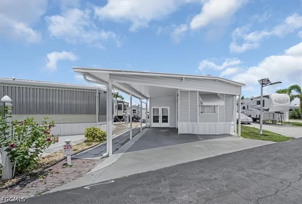 $84,500 | 1159 Daniels Road, Unit 74, Moore Haven, FL 33471
