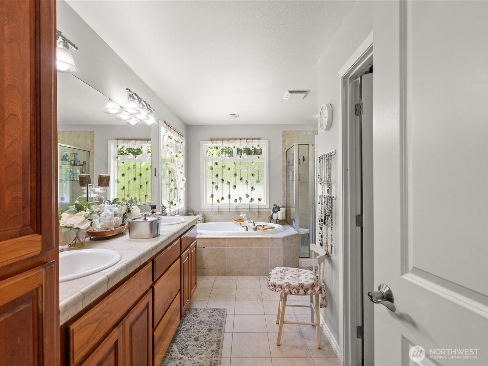 8817 Lakewood Road Stanwood, WA 98292 - Photo 26 of 40 a large bathroom with a double vanity sink a large mirror and a bathtub