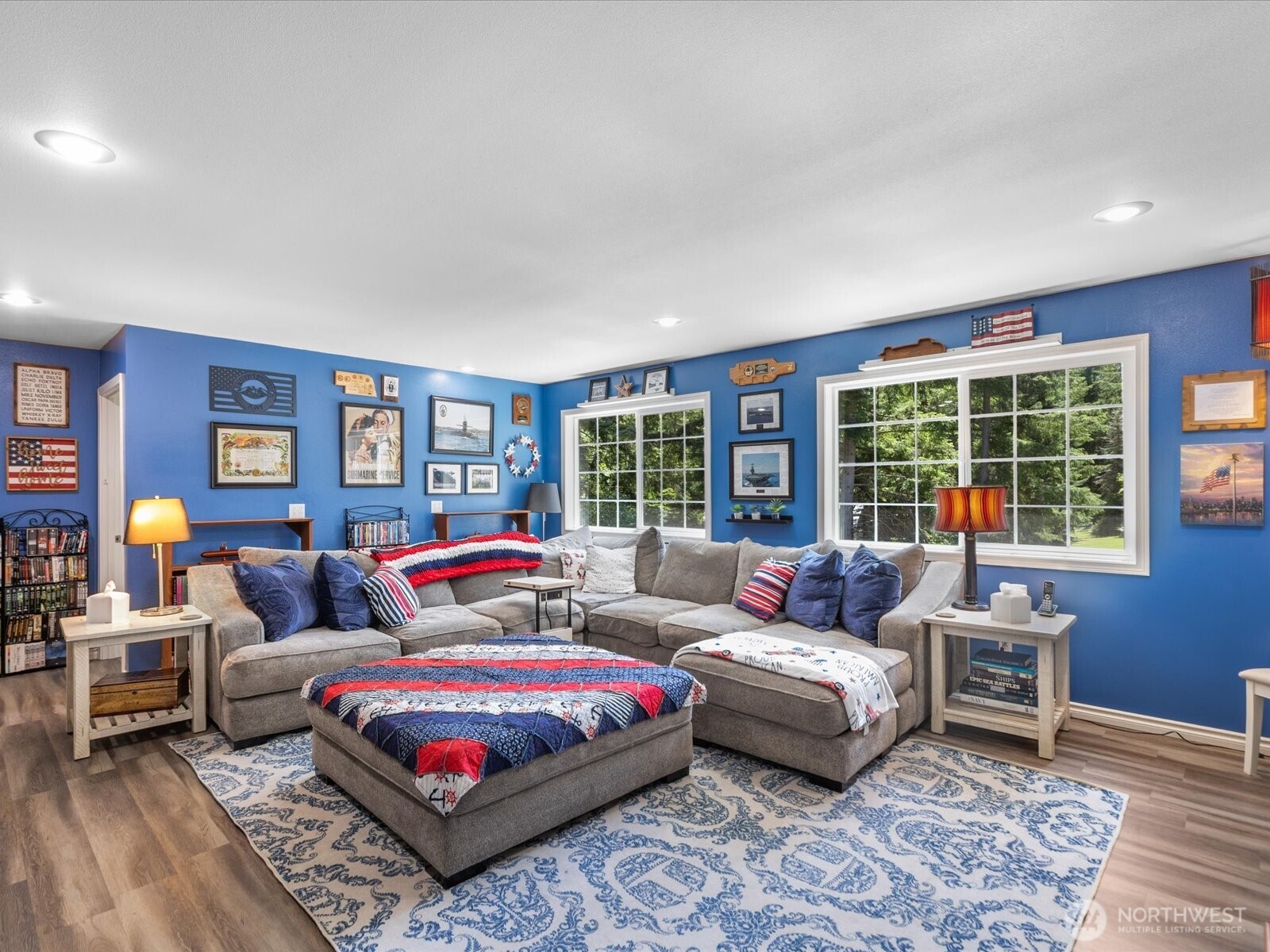 8817 Lakewood Road Stanwood, WA 98292 - Photo 29 of 40 a living room with furniture and a window