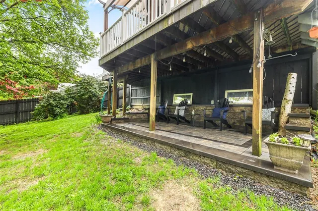 a view of a house with backyard