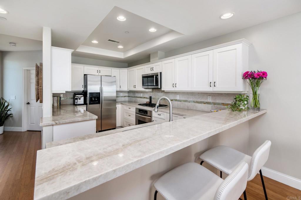738 Cornish Drive Encinitas, CA 92024 - Photo 14 of 56 Breakfast Bar/Kitchen