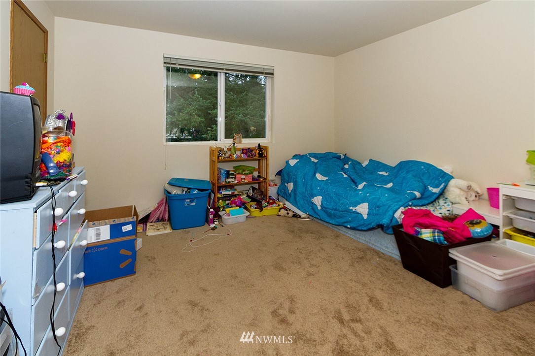 531 Duchess Road Bothell, WA 98012 - Photo 7 of 25 a bedroom with bed and a window