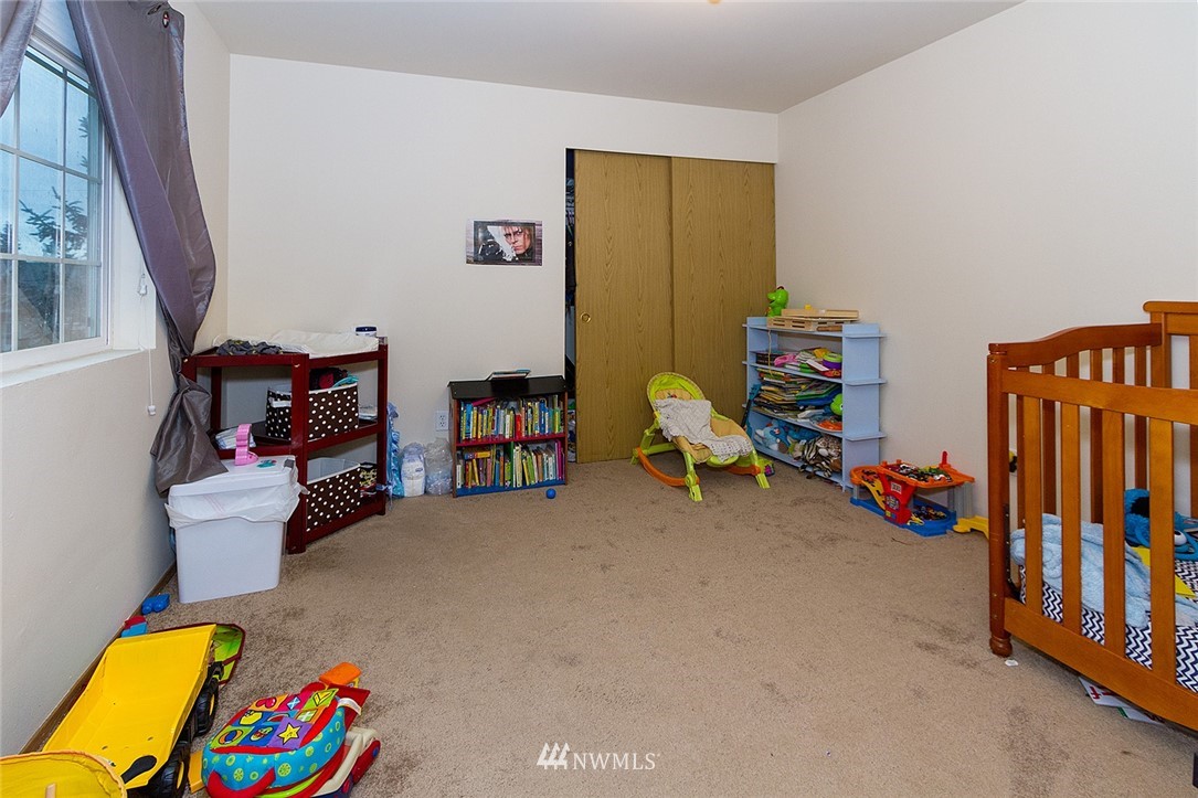 531 Duchess Road Bothell, WA 98012 - Photo 8 of 25 a reading room with furniture and toys