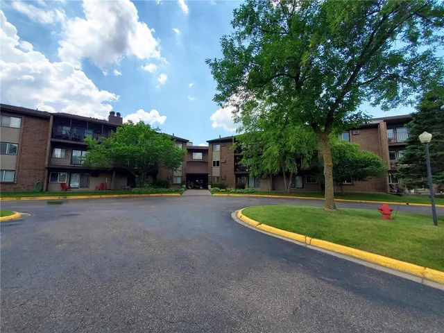 $1,425 | 3420 Golfview Drive, Unit 307, Eagan, MN 55123