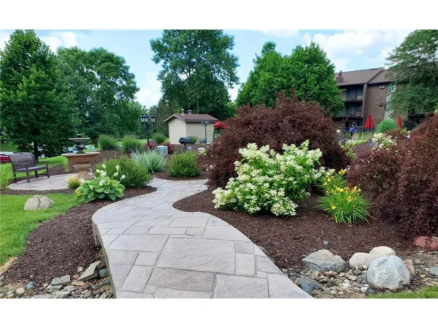 $1,425 | 3420 Golfview Drive, Unit 307, Eagan, MN 55123