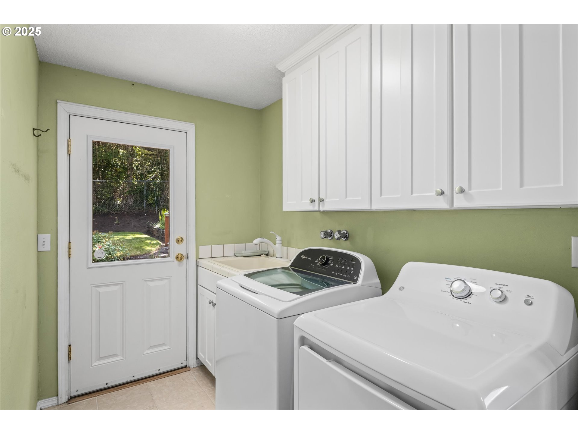 3985 Donald Street Eugene, OR 97405 - Photo 19 of 39 a utility room with dryer and washer