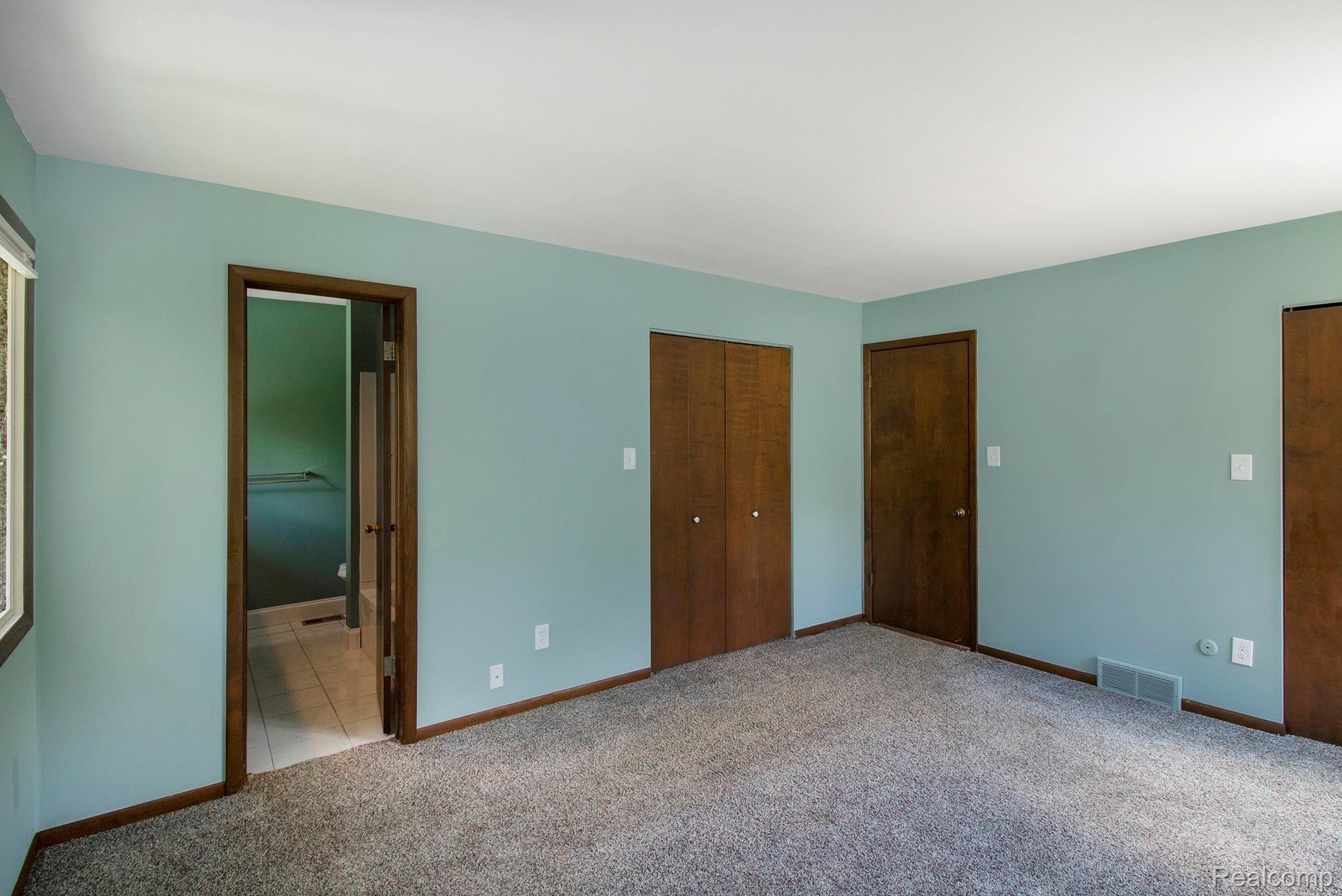 800 Sleaford Road Howell, MI 48843 - Photo 12 of 29 Master bedroom with 2 closets and full bath