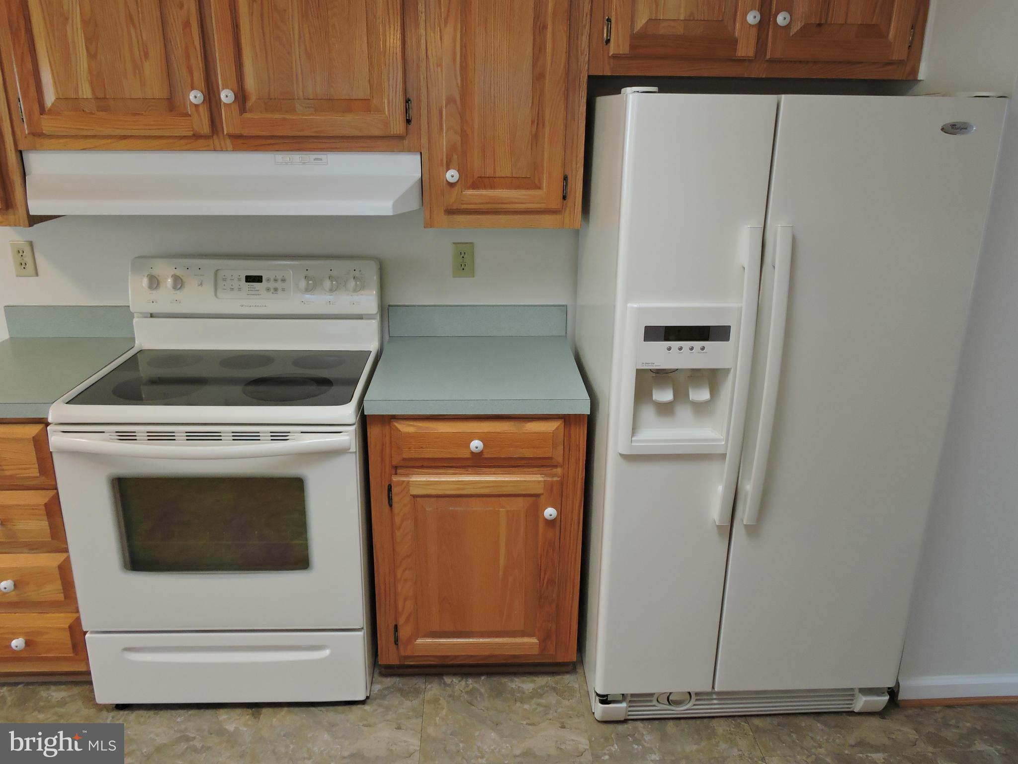 10505 Cedarville Road, Unit 914 Brandywine, MD 20613 - Photo 3 of 30 Convection oven / side by side refrigerator