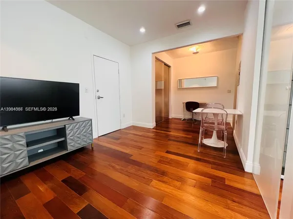 $1,900 | 526 15th Street, Unit 15, Miami Beach, FL 33139