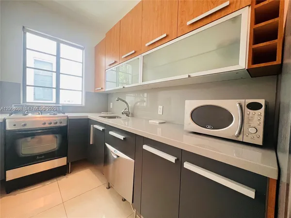 $1,900 | 526 15th Street, Unit 15, Miami Beach, FL 33139