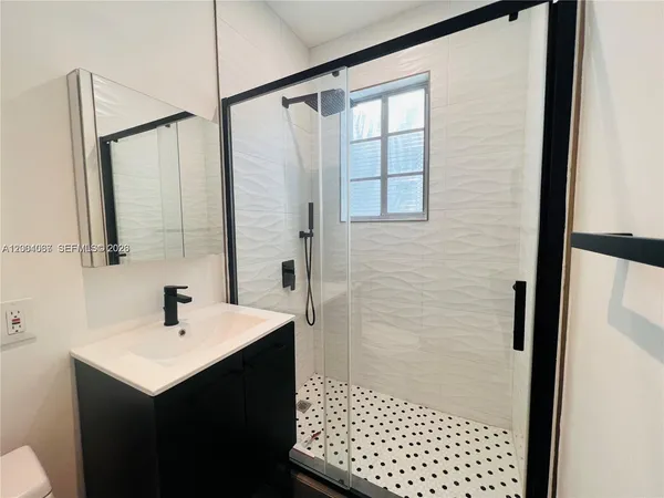 $1,900 | 526 15th Street, Unit 15, Miami Beach, FL 33139