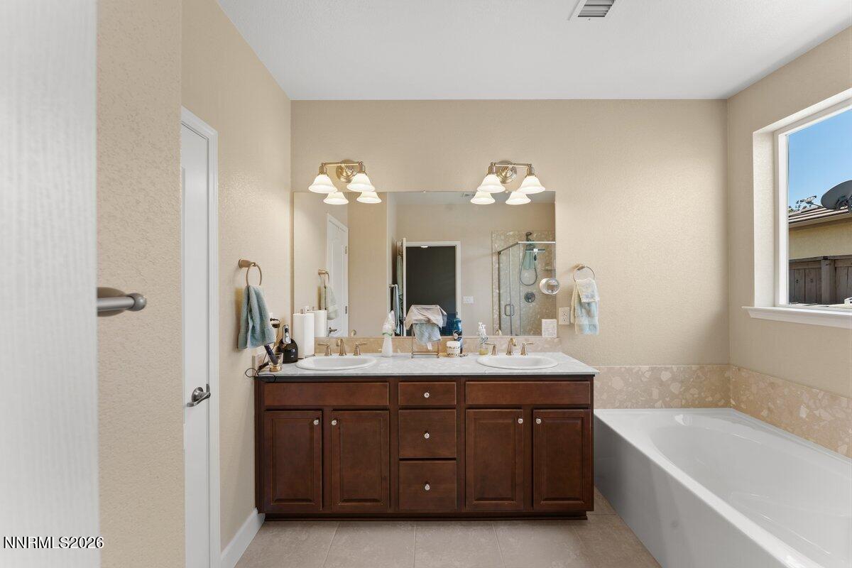 1825 Cholula Drive Reno, NV 89521 - Photo 14 of 26 1825 Cholua- master bath 1