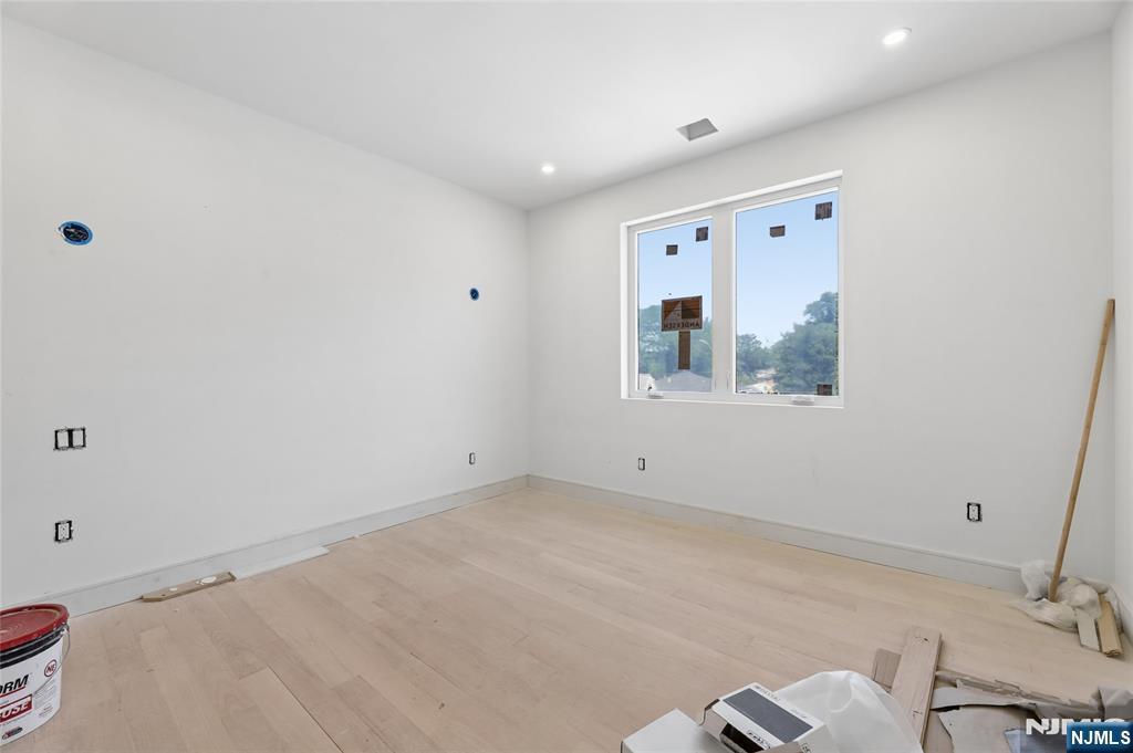 70 Carleton Road Cresskill, NJ 07626 - Photo 15 of 31