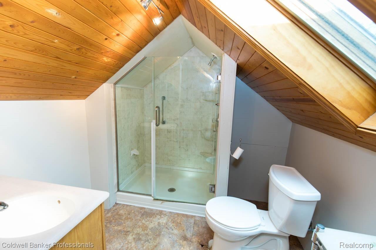 3342 Pershing Street Wayne, MI 48184 - Photo 31 of 32 Upper level full bathroom