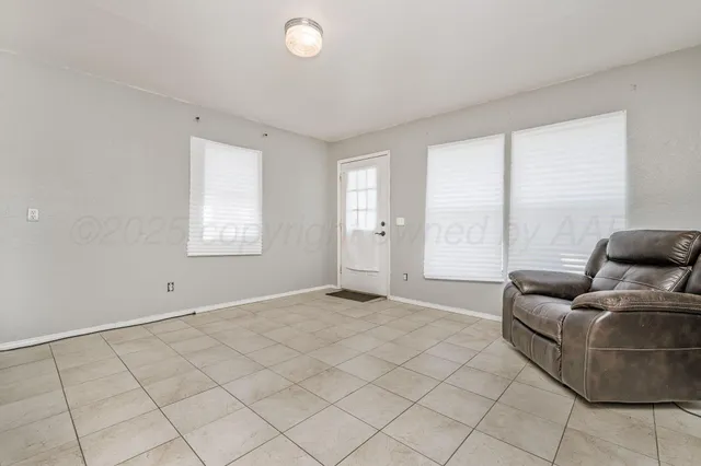 a view of livingroom with furniture