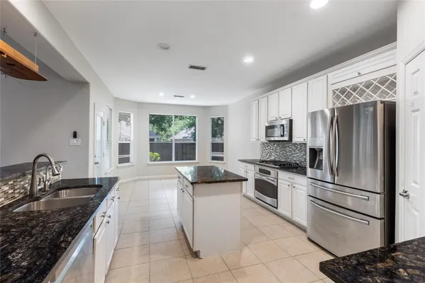 $3,000 | 11 Belcarra Place, The Woodlands, TX 77382