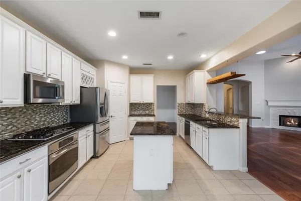$3,000 | 11 Belcarra Place, The Woodlands, TX 77382