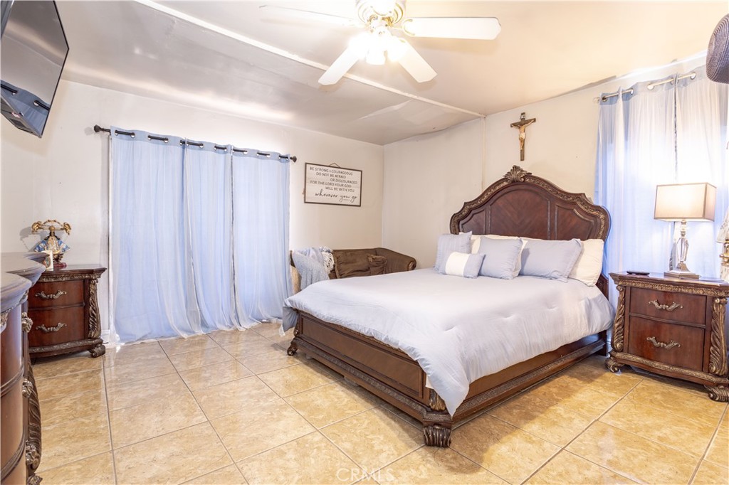 142 North Vendome Street Los Angeles, CA 90026 - Photo 16 of 33 a bedroom with a bed and a dresser