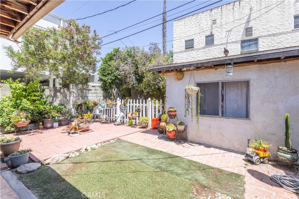 142 North Vendome Street Los Angeles, CA 90026 - Photo 20 of 33 a view of a patio with a table and chairs and potted plants