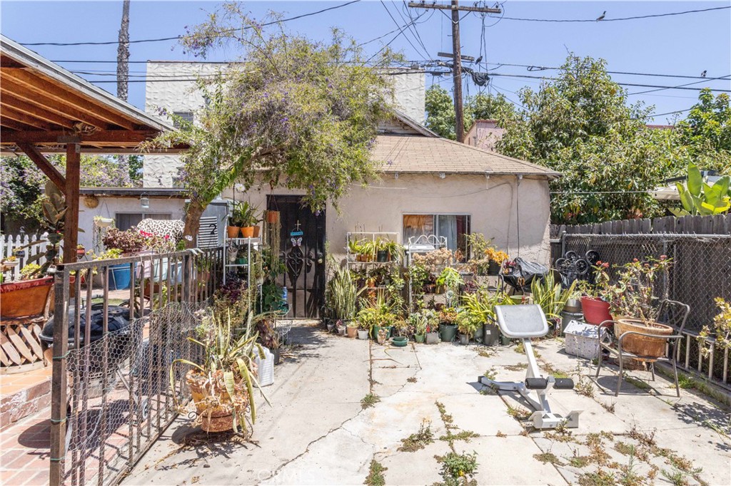 142 North Vendome Street Los Angeles, CA 90026 - Photo 10 of 33 a view of a patio with table and chairs potted plants
