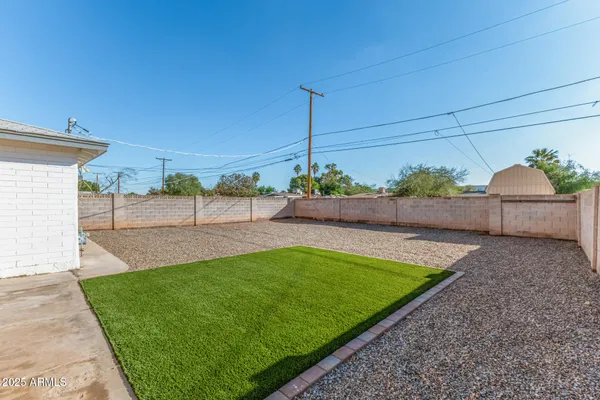 a view of a backyard
