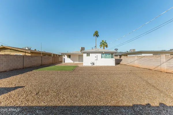 $2,050 | 2025 East Don Carlos, Tempe, AZ 85281