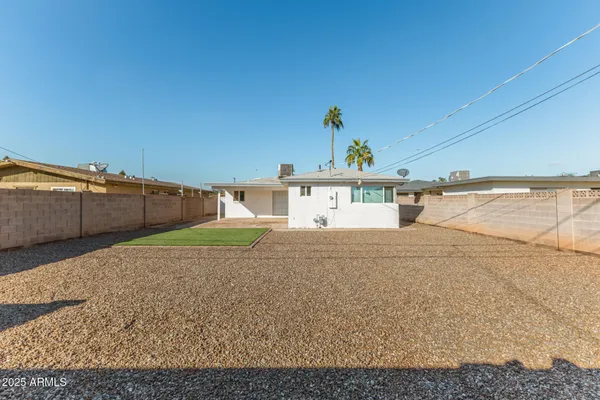 $2,100 | 2025 East Don Carlos, Tempe, AZ 85281