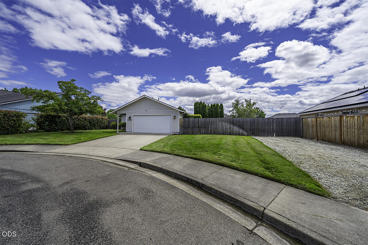 1118 Angela Court Central Point, OR 97502 - Photo 2 of 22