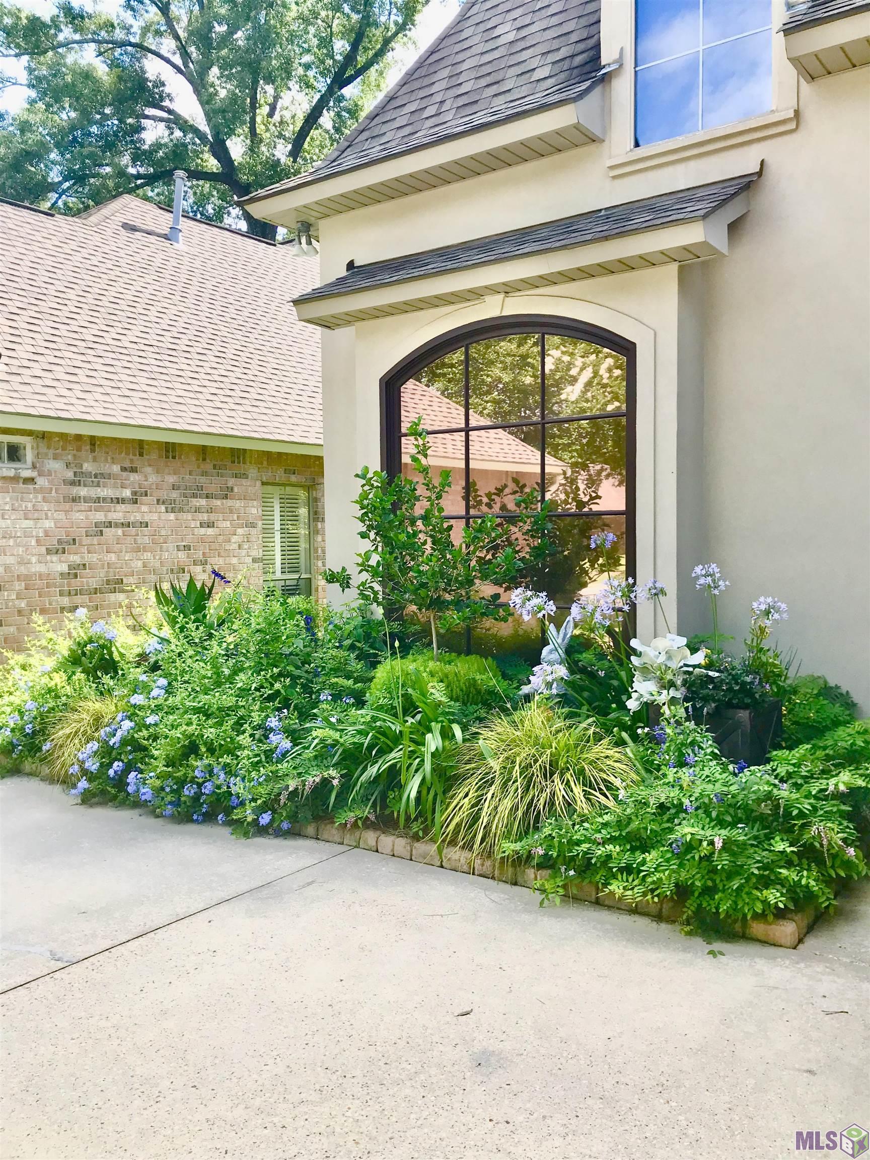 3407 Brookmeade Drive Baton Rouge, LA 70816 - Photo 3 of 19 Lavishly Landscaped