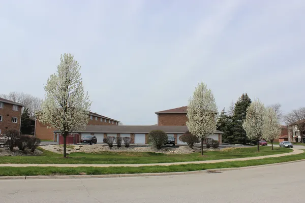 $199,900 | 4943 East Circle Drive, Unit 305, Crestwood, IL 60418