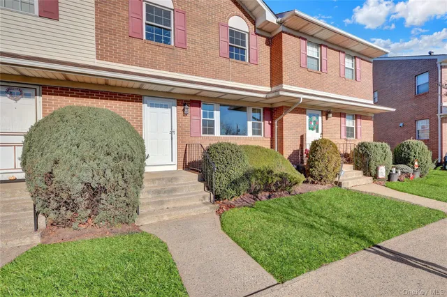 $665,000 | 815 Franklin Avenue, Unit 4, Franklin Square, NY 11580