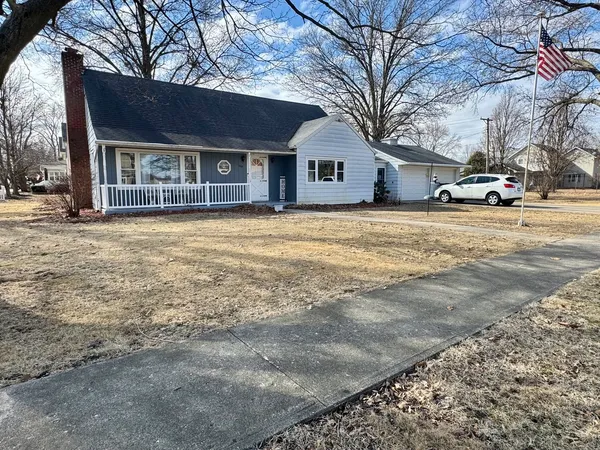 a view of a yard in front of a house