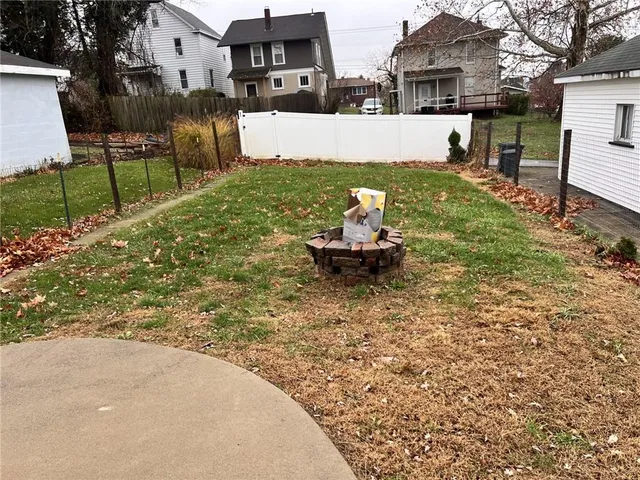 a view of a house with backyard