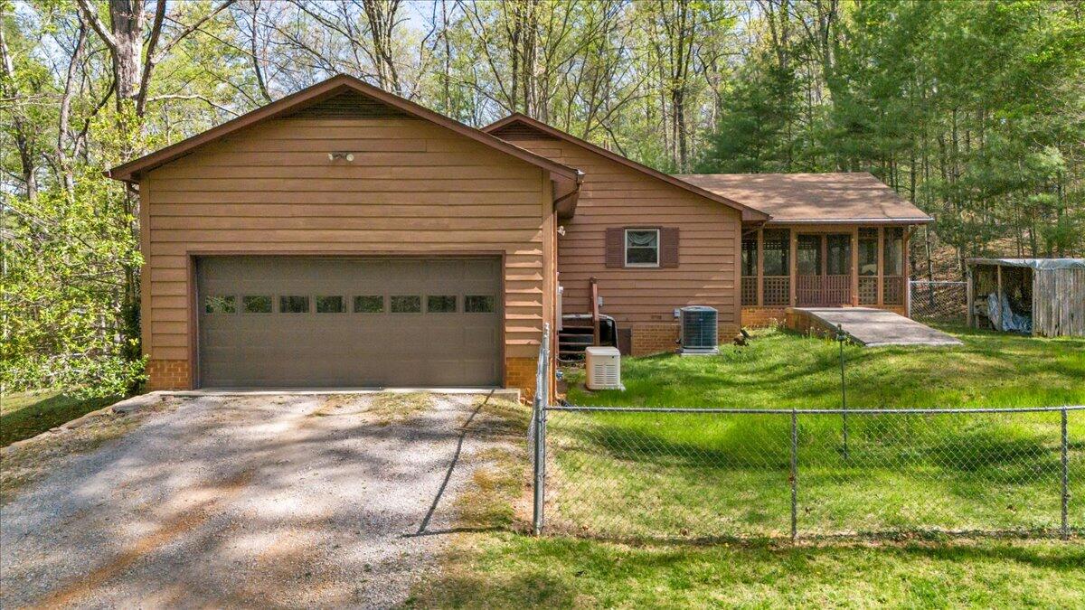 3878 Harborwood Road Salem, VA 24153 - Photo 50 of 60 a front view of a house with garden