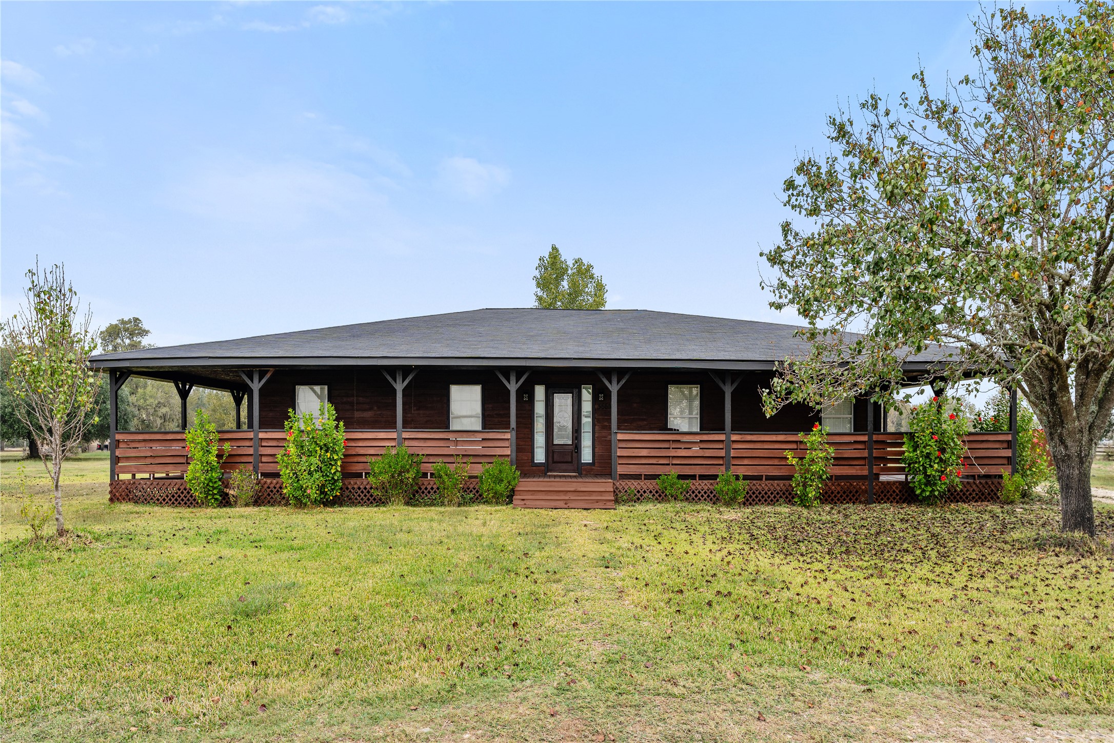 36610 Lariat Lane Simonton, TX 77485 - Photo 5 of 43 a front view of a house with garden