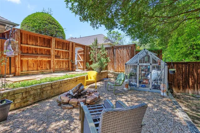 a view of a house with backyard and sitting area