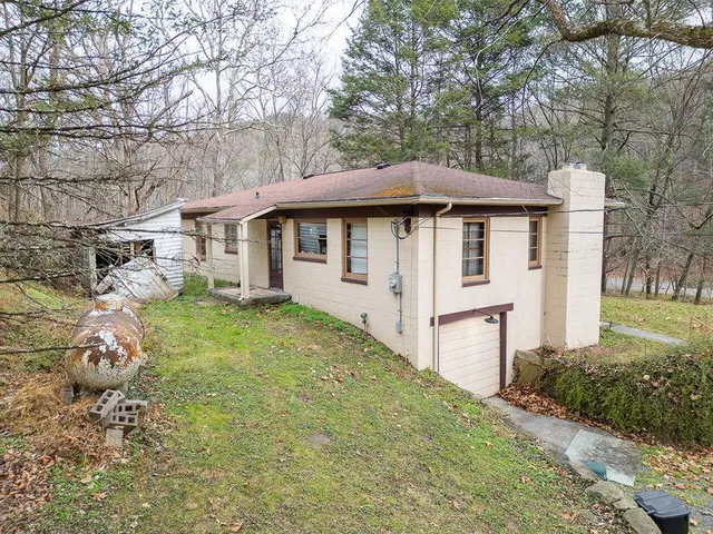 a view of a house with a yard