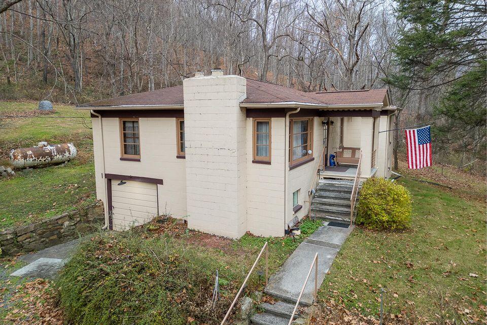 8122 Rich Patch Road Covington, VA 24426 - Photo 8 of 36 a front view of a house with garden
