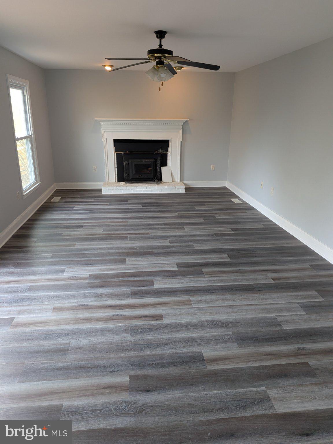 1516 Coat Ridge Road Herndon, VA 20170 - Photo 5 of 20 Spacious room with modern charm.