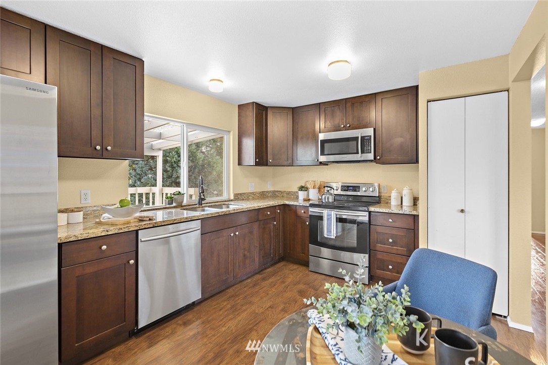 2102 Whitman Avenue Northeast Renton, WA 98059 - Photo 9 of 30 Gallery Image 9