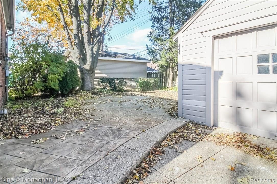 472 Touraine Road Grosse Pointe, MI 48236 - Photo 21 of 26 021-Garage-5028284-medium.jpg